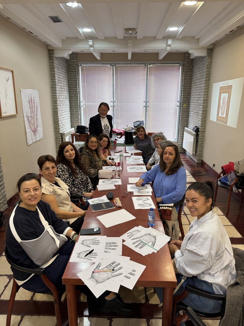 Grupo del curso de quiromancia con Francisco Rodríguez en Oviedo