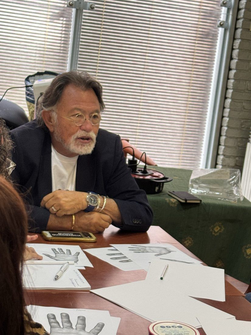 Francisco Rodríguez, profesor del curso de quiromancia