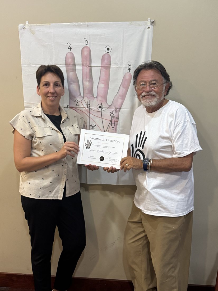 Alumna con su diploma del curso de quiromancia junto a Francisco Rodríguez