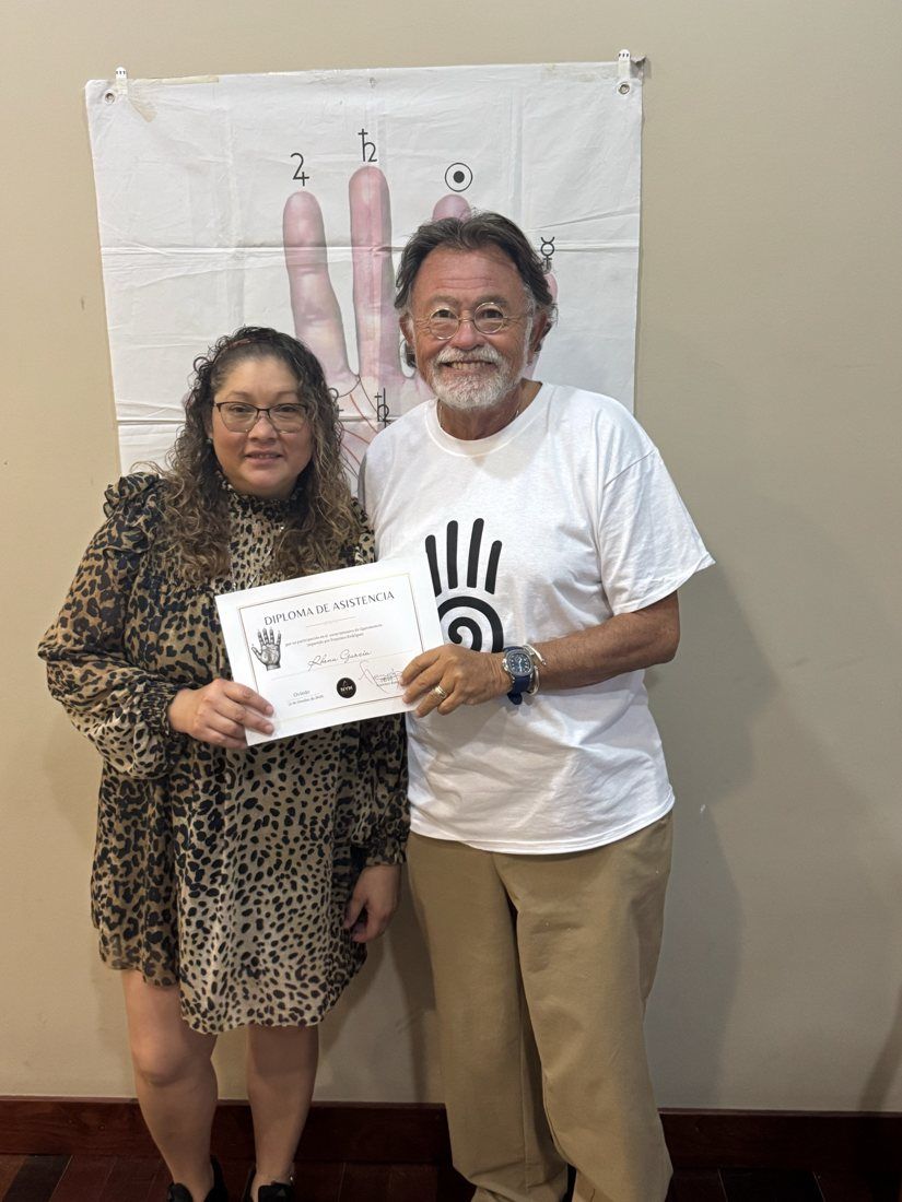 Entrega de diplomas del curso de quiromancia en Oviedo