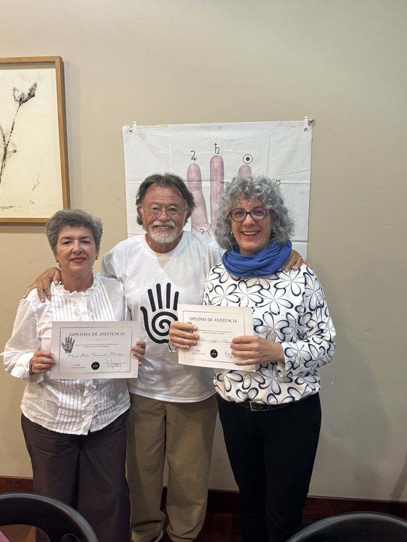 Alumnas con su diploma junto a Francisco Rodríguez